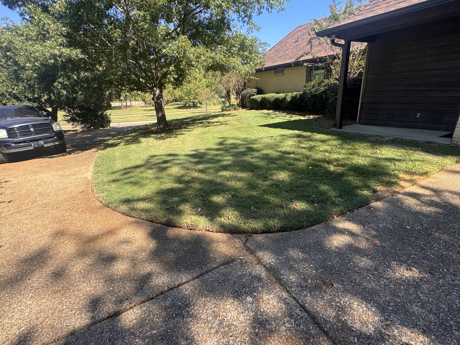 Madison Mississippi lawn mowing and edging project view 6
