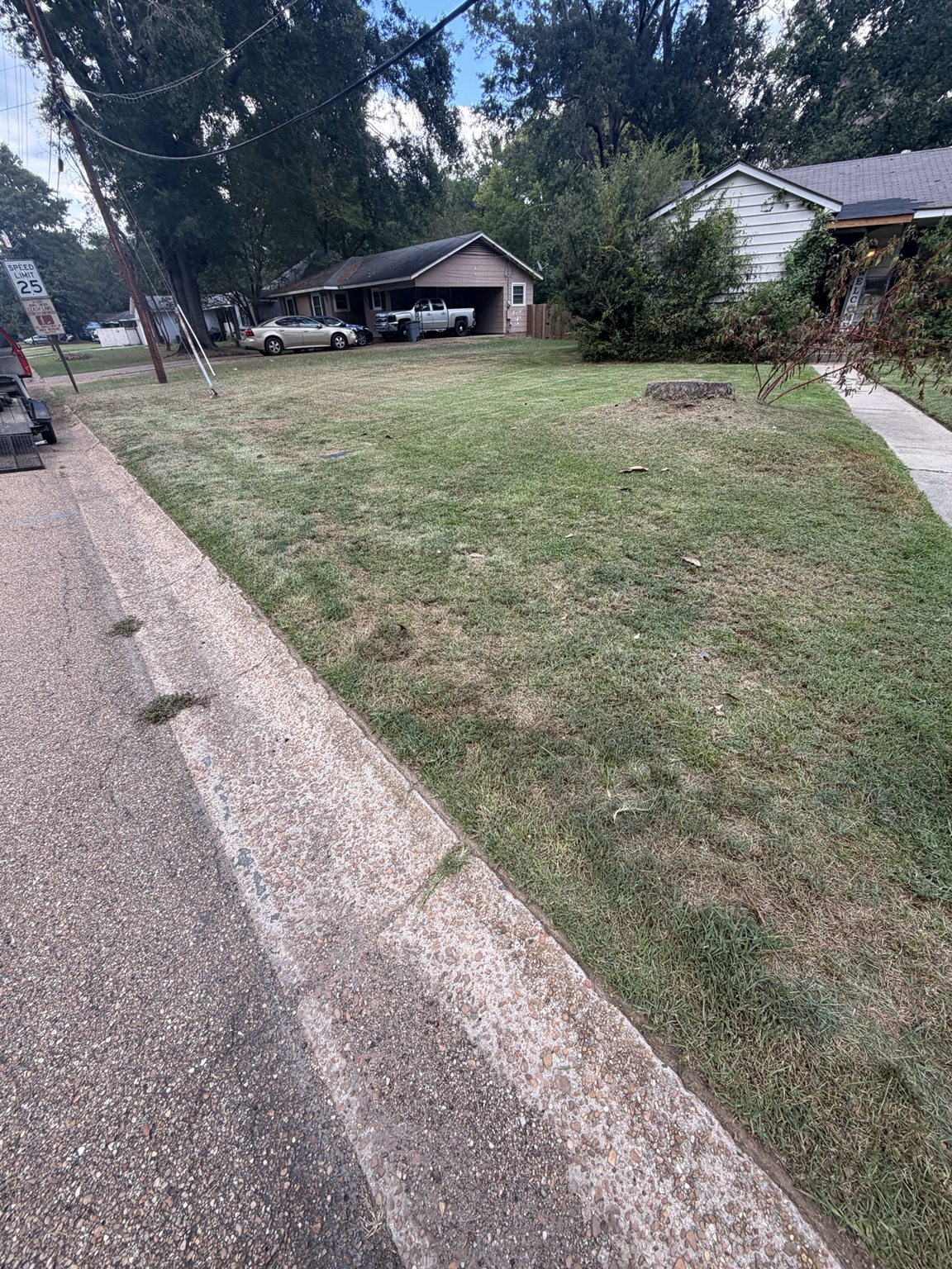 Clean curb line after professional lawn mowing and edging in Ridgeland MS