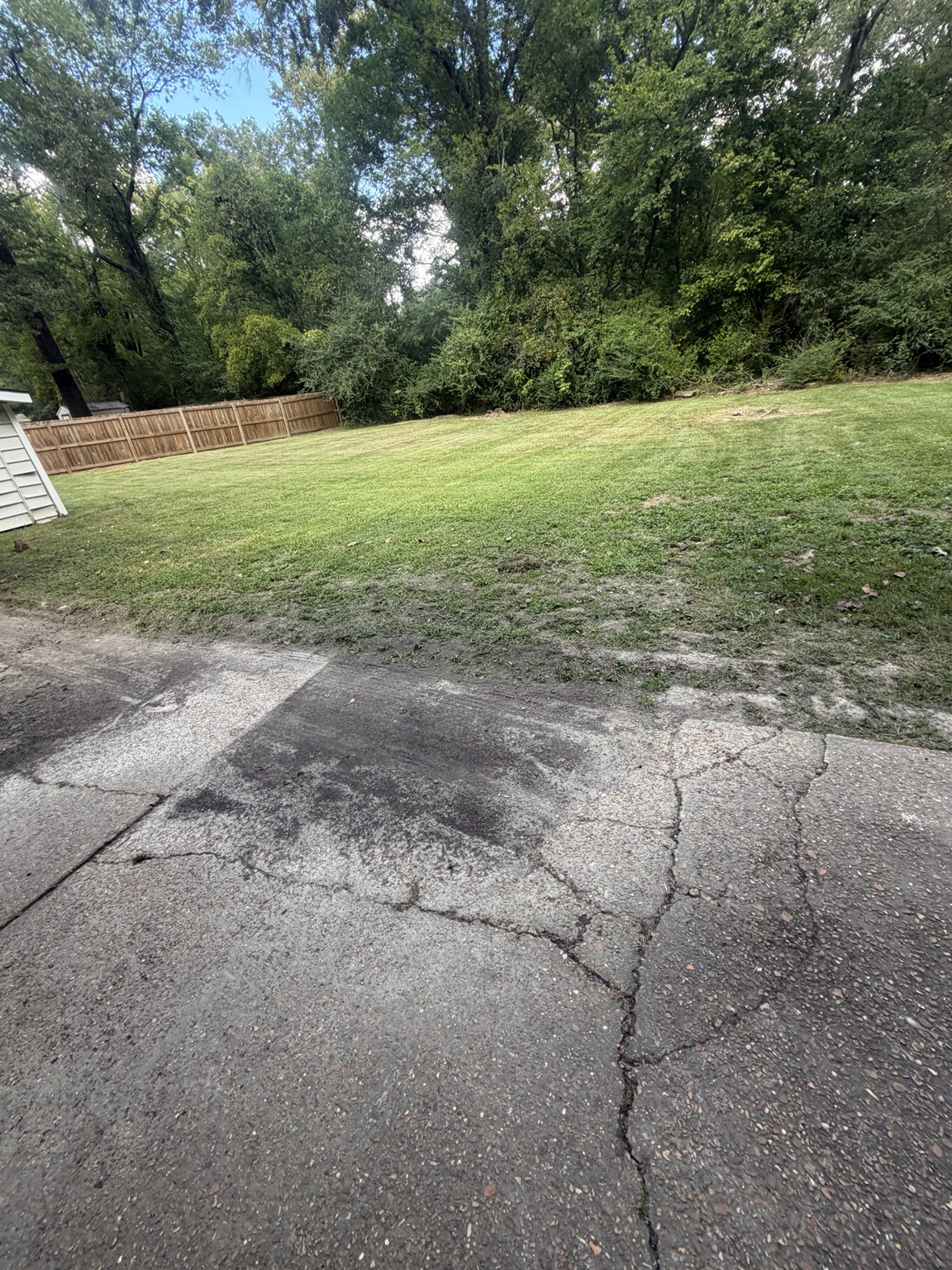 Evenly cut side lawn during recurring lawn care in Ridgeland Mississippi